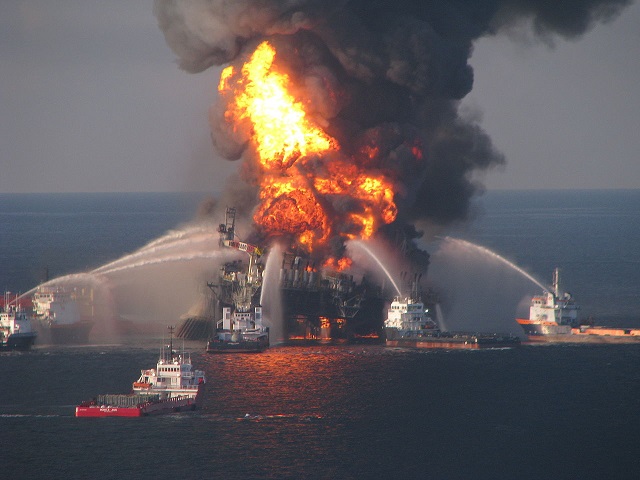 1280px-Deepwater_Horizon_offshore_drilling_unit_on_fire.jpg