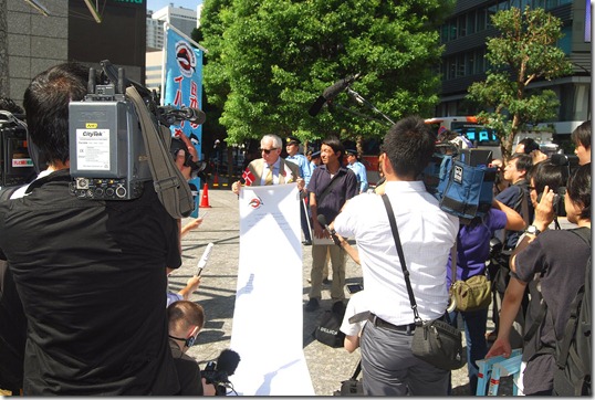 Ric_O_Barry__devant_ambassade_US__avec_les__journalistes_japonais_Photo__SaveJapanDolphins_org_.jpg