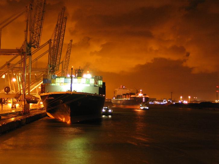 Rotterdam_harbour_by_night.jpg