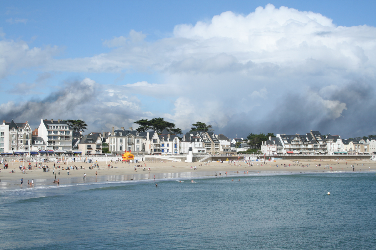 Quiberon (Bretagne) – Les pompiers sauvent un dauphin échoué…