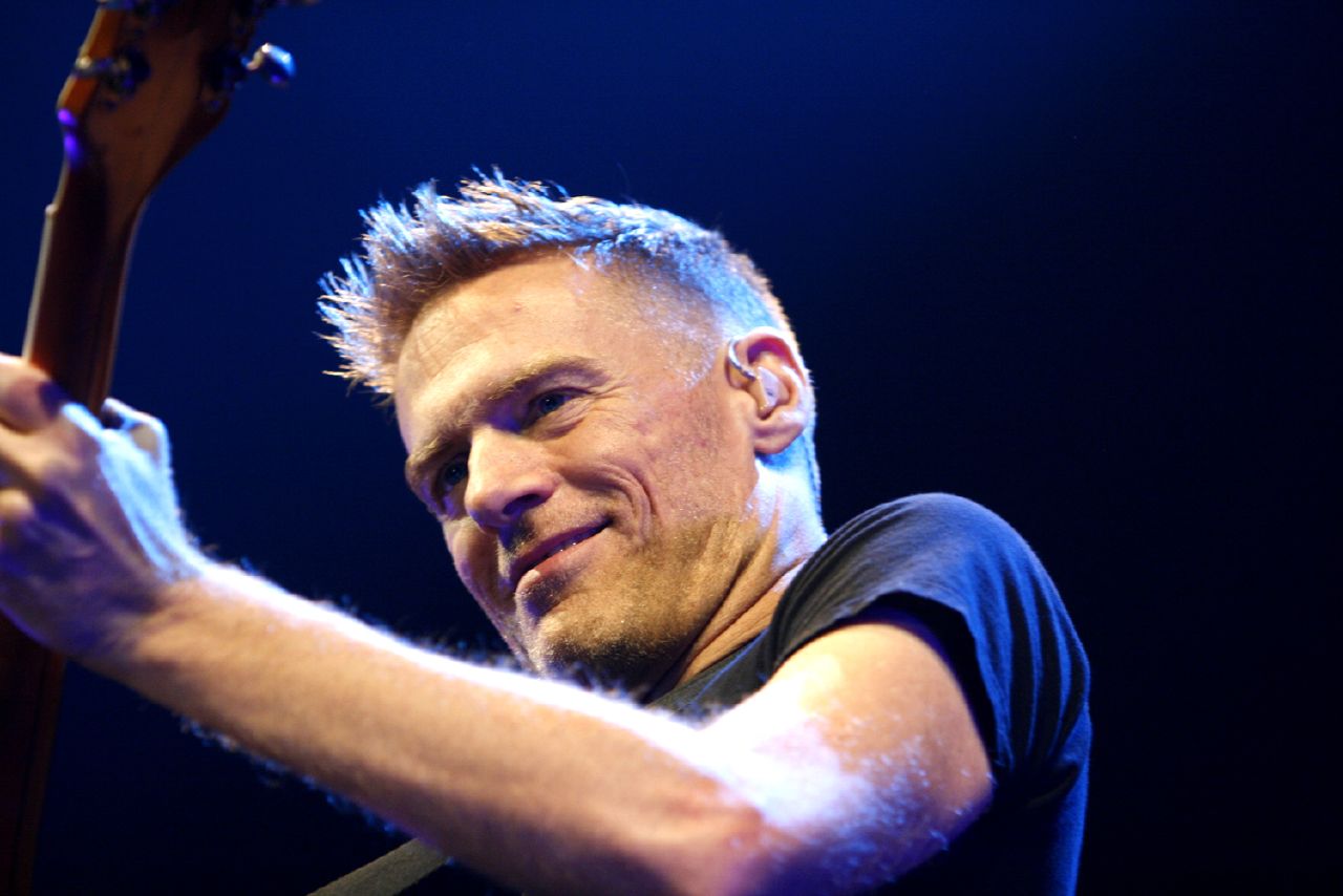 Caraïbes – Bryan Adams s’interpose physiquement pour sauver une baleine