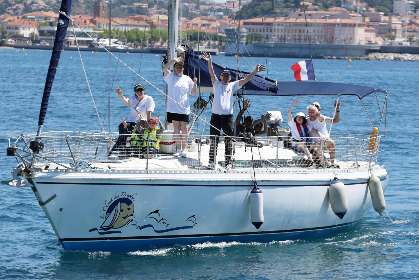Cette association emmène gratuitement des personnes handicapées à la rencontre des dauphins