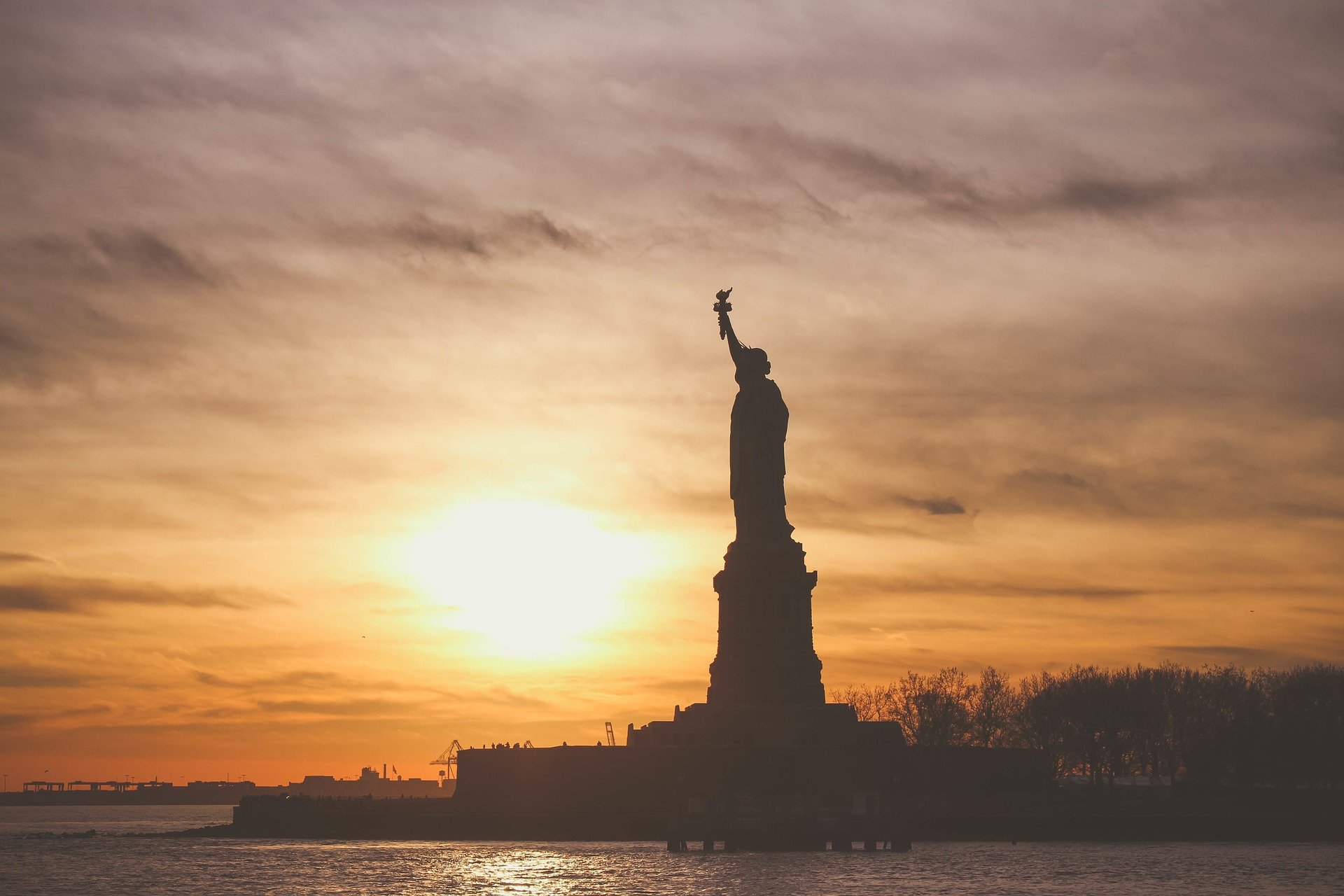 Etats-Unis ~ Devant la statue de la Liberté, la danse inattendue d’une baleine à bosse