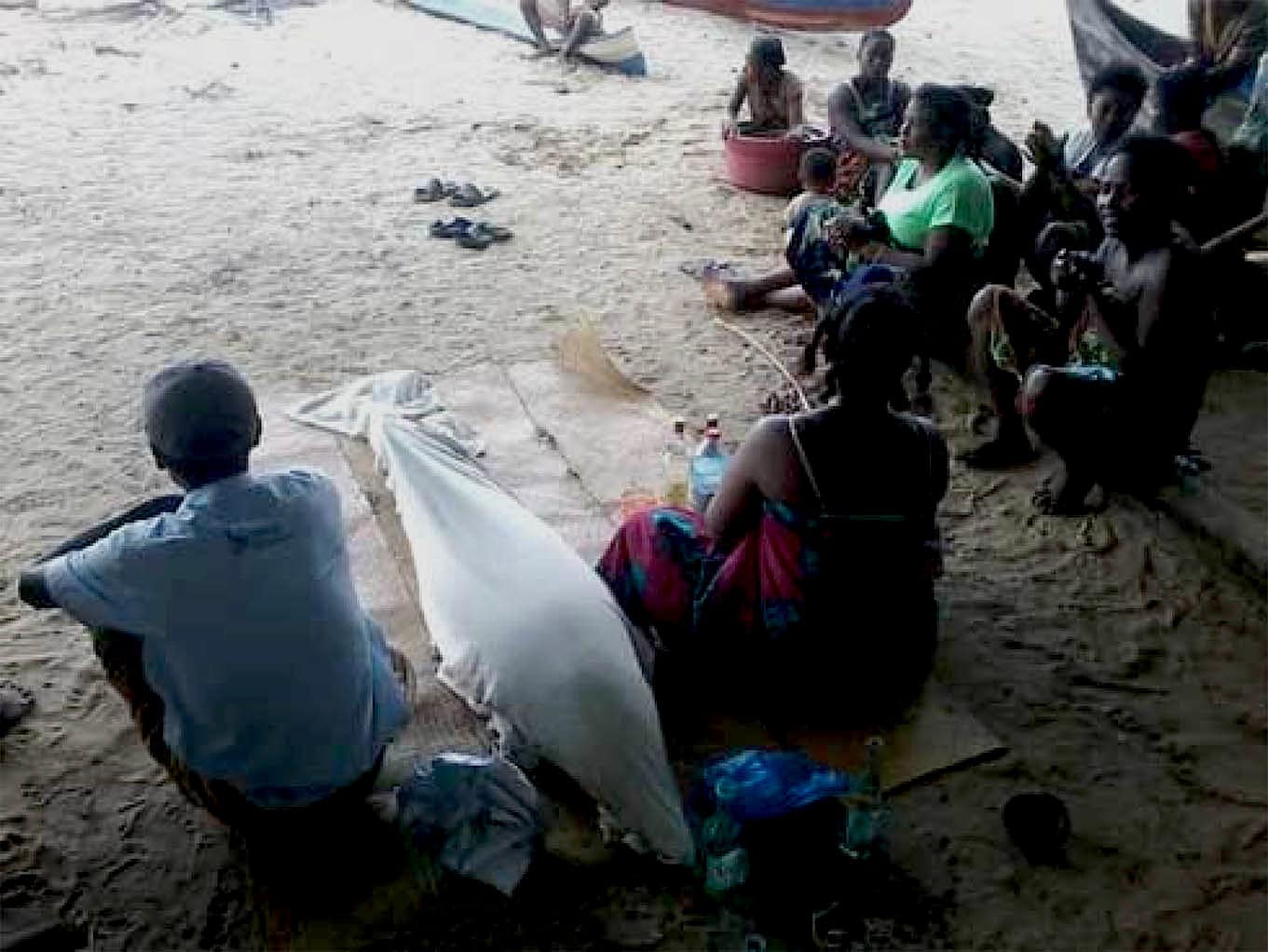 Madagascar ~ Funérailles d’un dauphin : un mammifère marin enterré comme un prince